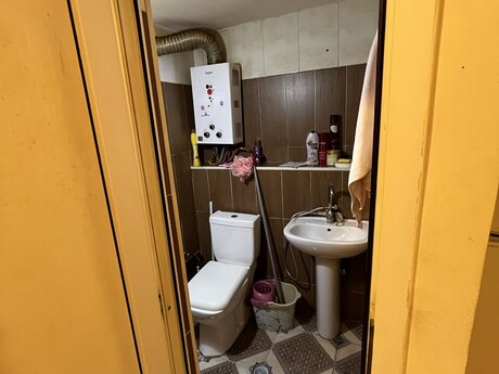 28 Mayda 1 otaqlı köhnə tikili mənzil kirayə verilir, 18 m², 400 AZN/ay, şəkil 4 / 5