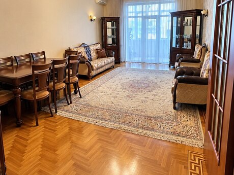 4 otaqlı mənzil, 170 m², Nizami, 1 300 AZN