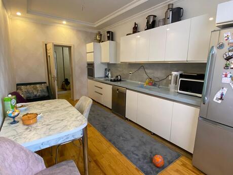 2 otaqlı mənzil, 70 m², Qara Qarayev, 700 AZN