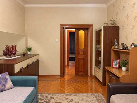 Azadlıq Prospektidə 2 otaqlı köhnə tikili mənzil satılır, 70 m², 180 000 AZN, şəkil 2 / 8