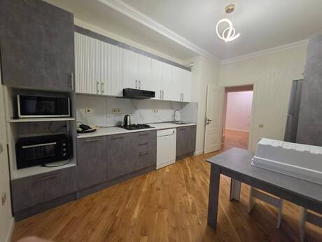 Elan №6562891 - Bakı, Gənclik m., 3 otaqlı, 130 m², 8/18 mərtəbə