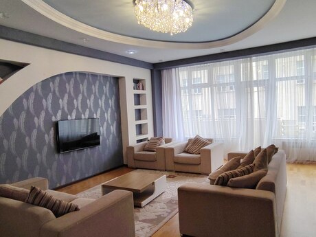 4 otaqlı mənzil, 170 m², 28 May, 2 200 AZN