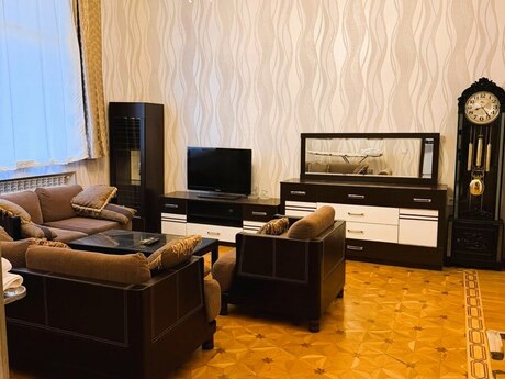 Sahildə 2 otaqlı köhnə tikili mənzil kirayə verilir, 80 m², 1 200 AZN/ay, şəkil 2 / 12