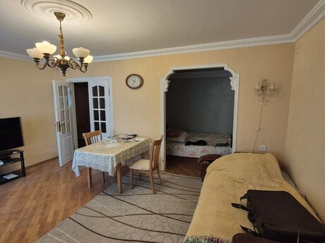 Neftçilərdə 2 otaqlı köhnə tikili mənzil satılır, 63 m², 178 000 AZN, şəkil 2 / 12