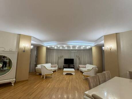 4 otaqlı mənzil, 200 m², 28 May, 1 600 AZN