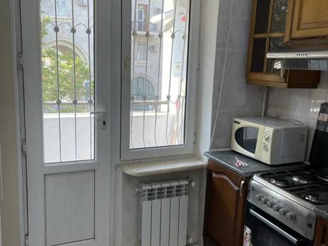 Sahildə 2 otaqlı köhnə tikili mənzil kirayə verilir, 50 m², 1 000 AZN/ay, şəkil 5 / 12