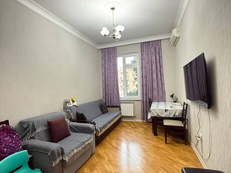 2-room old-build apartment for sale in Elmlər Akademiyası, 65 m², 235 000 AZN, photo 2 / 12