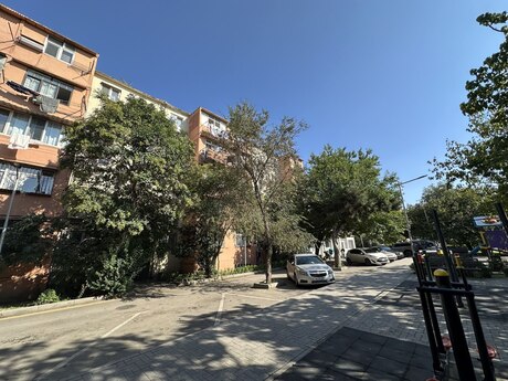 Объявление №6574422 - Баку, м. Халглар Достлугу, 3-комн., 75 м², 5/5 этаж