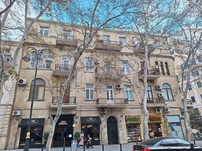 Satılır 6 otaqlı köhnə tikili 200 m², 28 May m., photo 30 from 32