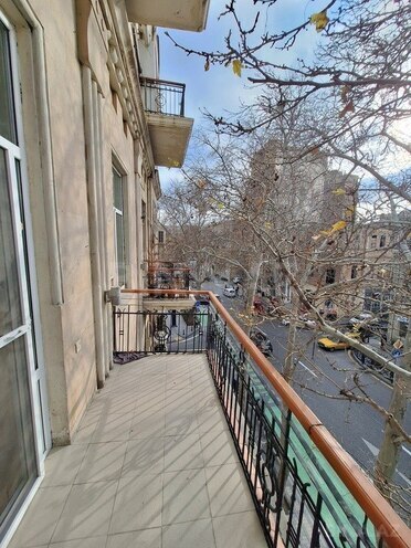 Satılır 6 otaqlı köhnə tikili 200 m², 28 May m., photo 31 from 32