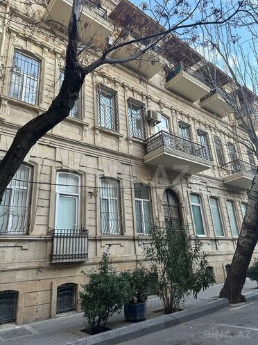 Satılır 3 otaqlı köhnə tikili 70 m², Sahil m., photo 1 from 10