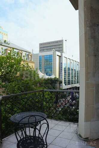 Satılır 6 otaqlı köhnə tikili 240 m², Sahil m., photo 16 from 30