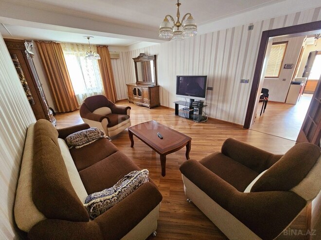 6 otaqlı həyət evi/bağ evi - Novxanı q. - 300 m² (10)