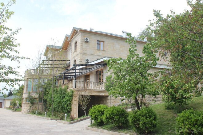 12 otaqlı həyət evi/bağ evi - Qusar - 2000 m² (3)