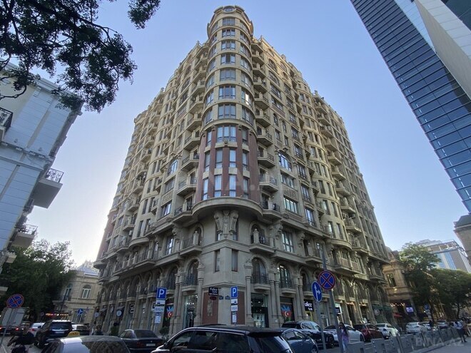 Продаётся 4-комн. новостройка 246 м², м. Сахил, photo 1 from 32