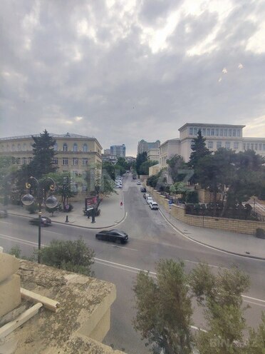 Satılır 2 otaqlı köhnə tikili 65 m², Nizami m., photo 1 from 16