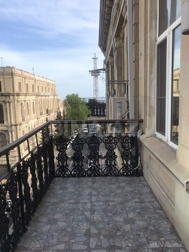 Satılır 3 otaqlı köhnə tikili 85 m², Sahil m., photo 1 from 17