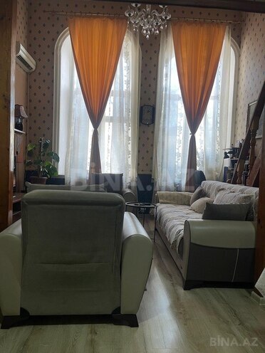 Satılır 3 otaqlı köhnə tikili 69 m², Sahil m., photo 1 from 28