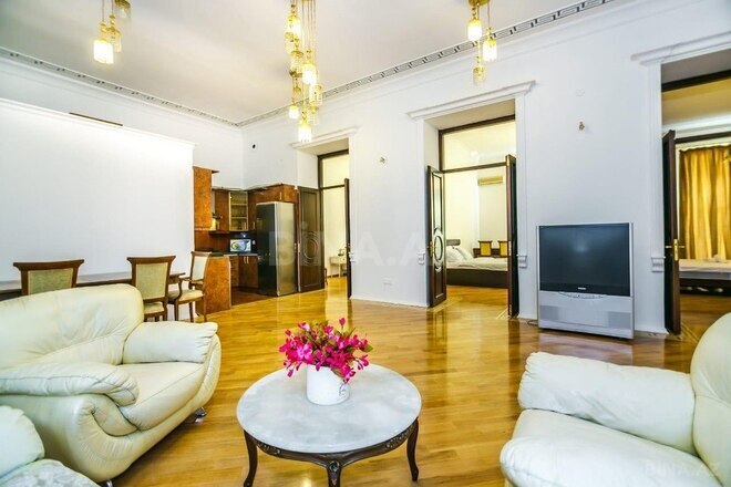 Satılır 4 otaqlı köhnə tikili 130 m², Sahil m., photo 11 from 16
