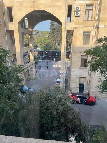 Satılır 3 otaqlı köhnə tikili 90 m², Sahil m., photo 1 from 19