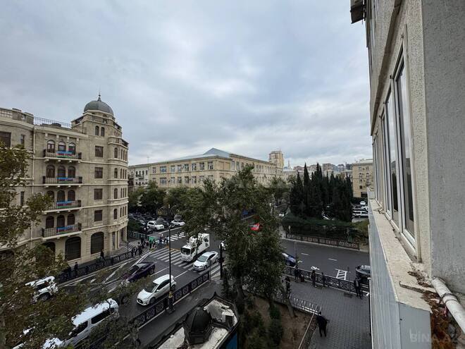 Satılır 3 otaqlı köhnə tikili 85 m², Sahil m., photo 1 from 15