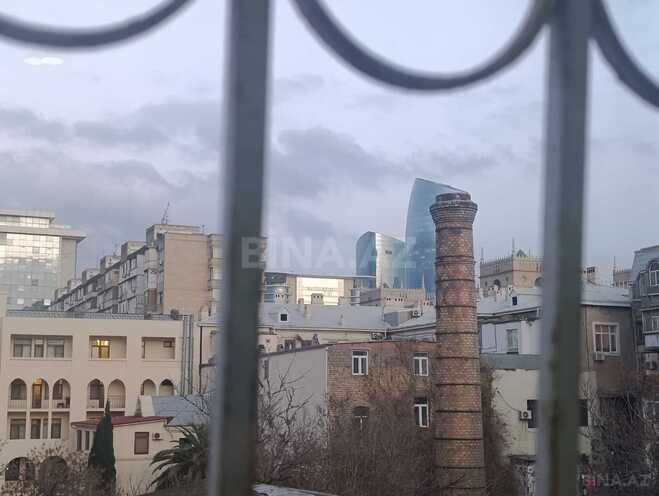 Satılır 4 otaqlı köhnə tikili 140 m², Sahil m., photo 9 from 18