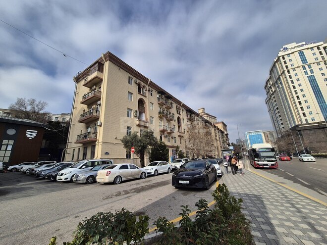 Satılır 3 otaqlı köhnə tikili 120 m², Nizami m., photo 1 from 14
