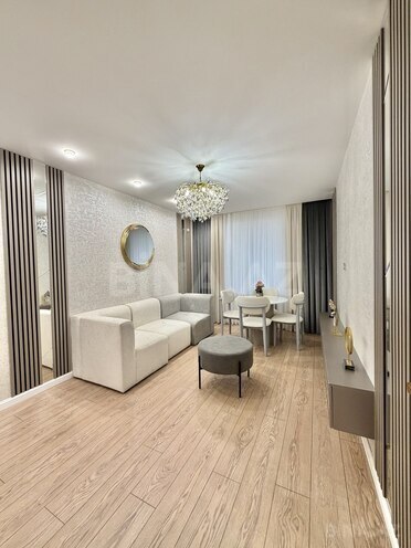 Продаётся 2-комн. вторичка 42 м², м. Элмляр Академиясы, photo 1 from 15