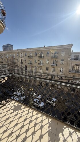 Satılır 5 otaqlı köhnə tikili 200 m², 28 May m., photo 29 from 32