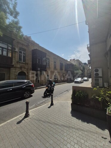 Satılır 2 otaqlı köhnə tikili 70 m², Sahil m., photo 3 from 12