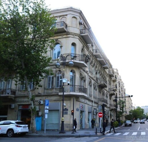 Satılır 6 otaqlı köhnə tikili 240 m², Sahil m., photo 1 from 20