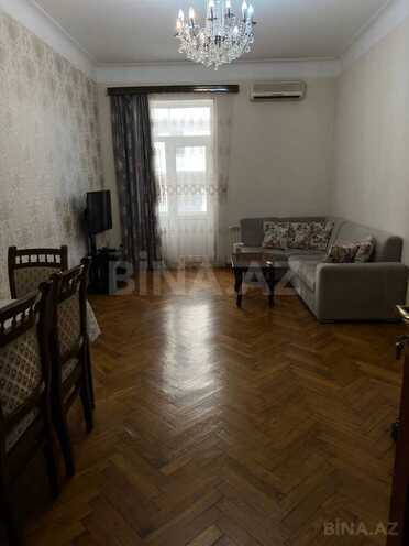 Satılır 3 otaqlı köhnə tikili 75 m², Sahil m., photo 1 from 12