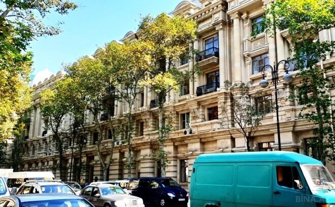 Satılır 4 otaqlı köhnə tikili 175 m², Sahil m., photo 1 from 28