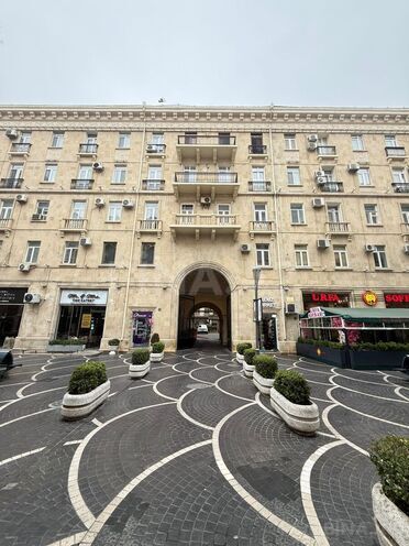 Satılır 2 otaqlı köhnə tikili 50 m², Sahil m., photo 1 from 25