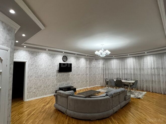 Сдаётся 3-комн. новостройка 130 м², м. Низами, photo 1 from 14