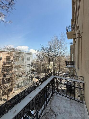 Satılır 4 otaqlı köhnə tikili 180 m², Səbail r., photo 18 from 20