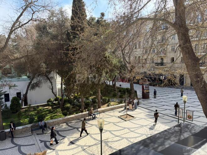 Satılır 4 otaqlı köhnə tikili 170 m², Sahil m., photo 17 from 19