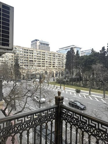 Satılır 4 otaqlı köhnə tikili 110 m², Sahil m., photo 13 from 15