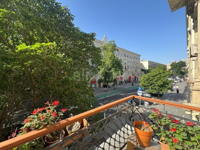 Satılır 4 otaqlı köhnə tikili 120 m², Sahil m., photo 18 from 30