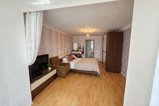 Продаётся 3-комн. вторичка 63 м², м. Иншаатчылар, photo 1 from 8