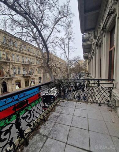 Satılır 4 otaqlı köhnə tikili 220 m², Sahil m., photo 1 from 14