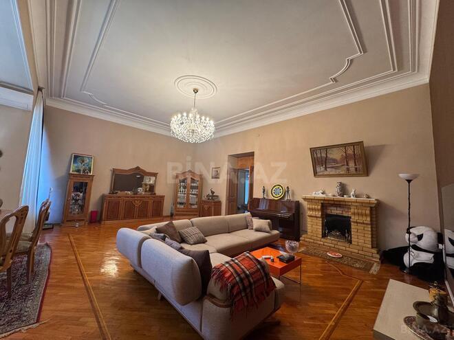 Satılır 4 otaqlı köhnə tikili 210 m², Bayıl q., photo 1 from 24