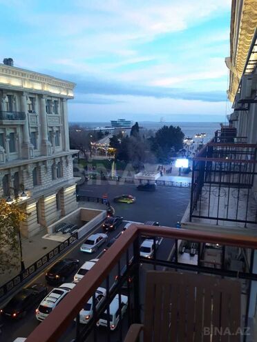Satılır 4 otaqlı köhnə tikili 105 m², Sahil m., photo 1 from 17