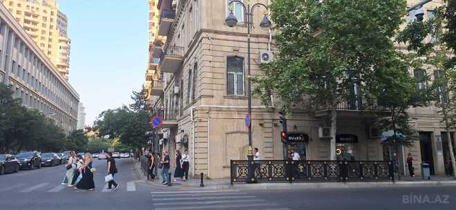 Satılır 3 otaqlı köhnə tikili 140 m², 28 May m., photo 1 from 16