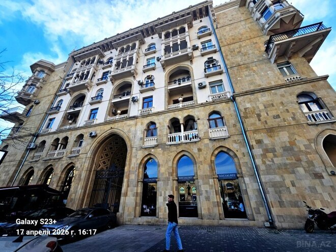 Satılır 2 otaqlı köhnə tikili 71 m², Sahil m., photo 1 from 22