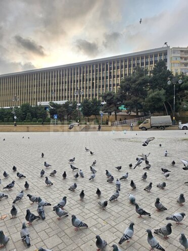 Продаётся 3-комн. вторичка 65 м², м. Низами, photo 1 from 19