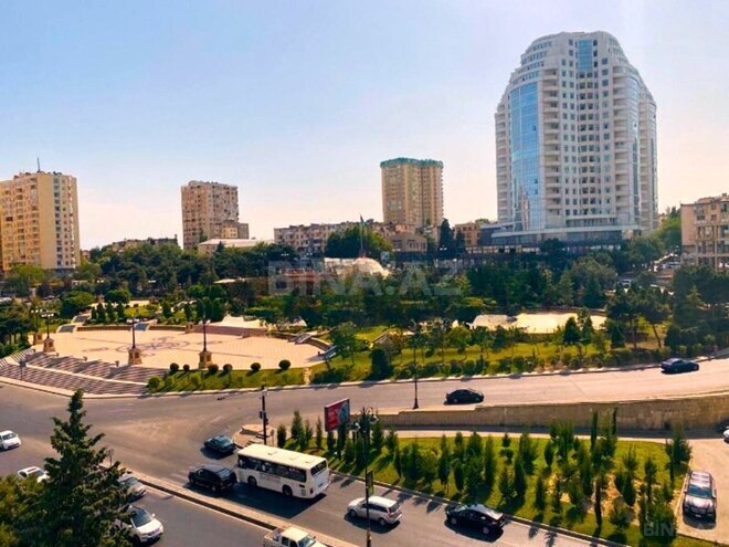 Продаётся 1-комн. вторичка 30 м², м. Иншаатчылар, photo 1 from 9