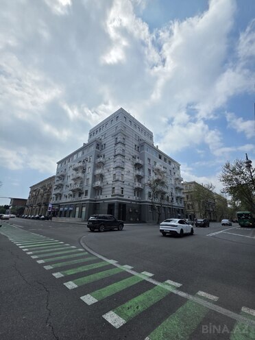 Satılır 2 otaqlı köhnə tikili 68 m², Sahil m., photo 1 from 12