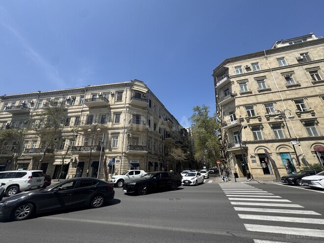 Satılır 2 otaqlı köhnə tikili 55 m², Sahil m., photo 1 from 15