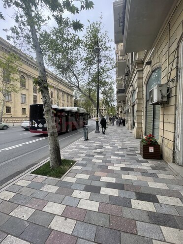 Satılır 1 otaqlı köhnə tikili 30 m², Sahil m., photo 1 from 11